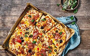 Schüttelpizza mit Salami und Paprika