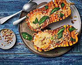 Hasselback-Kürbis mit Käse-Quarkfüllung