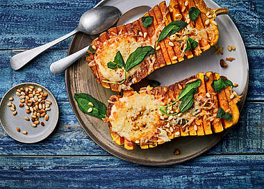 Hasselback-Kürbis mit Käse-Quarkfüllung