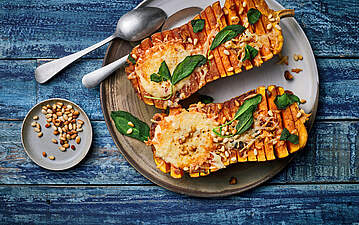 Hasselback-Kürbis mit Käse-Quarkfüllung