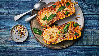 Rezept für Hasselback-Kürbis mit Käse-Quarkfüllung