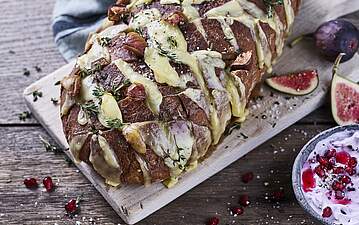 Herzhaftes Käse-Zupfbrot mit Thymian, Feigen und Granatapfel-Dip