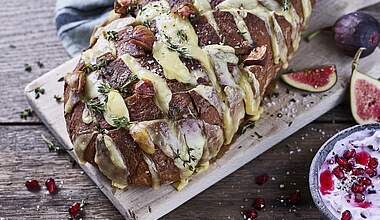 Herzhaftes Käse-Zupfbrot mit Thymian, Feigen und Granatapfel-Dip