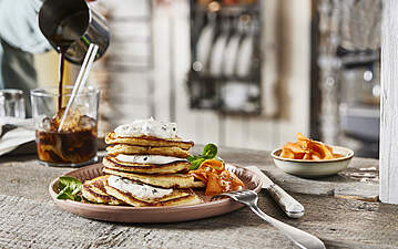 Herzhafte Kartoffel-Pancakes mit Karotten und Kräuterquark