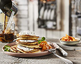 Herzhafte Kartoffel-Pancakes mit Karotten und Kräuterquark