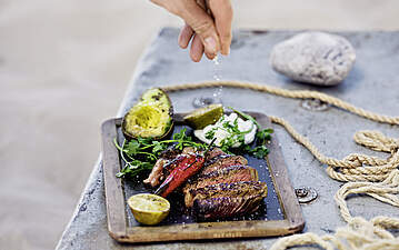 Gegrilltes Rib-Eye-Steak mit Avocado-Beilage