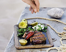 Gegrilltes Rib-Eye-Steak mit Avocado-Beilage