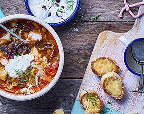 Cremige Fischsuppe mediterran mit Kircherbsen, Chorizo und Schmand