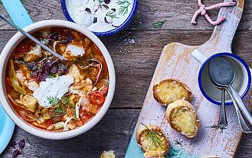 Cremige Fischsuppe mediterran mit Kircherbsen, Chorizo und Schmand