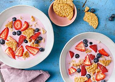 Erfrischende Buttermilch-Suppe mit Beeren & Haferkeksen