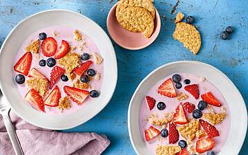 Erfrischende Buttermilch-Suppe mit Beeren & Haferkeksen