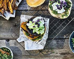Portobello Burger mit Chimichurri Sauce und Süßkartoffelpommes