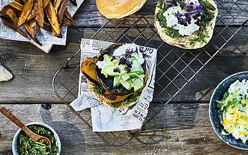 Portobello Burger mit Chimichurri Sauce und Süßkartoffelpommes