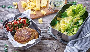 Vegetarische Linsen-Käse-Bratlinge mit Salsa und knackigen Salatherzen
