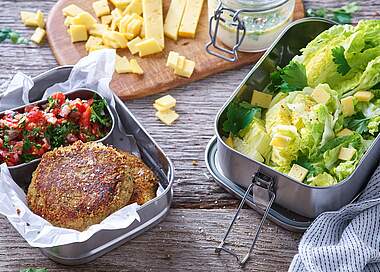 Vegetarische Linsen-Käse-Bratlinge mit Salsa und knackigen Salatherzen