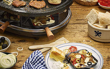 Raclette-Pfännchen Hellas: griechisches Gyros mit Zaziki