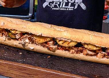 Saftiges Grill-Baguette mit Hähnchenbrustfilet und mediterranem Gemüse