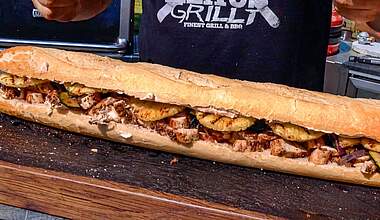 Saftiges Grill-Baguette mit Hähnchenbrustfilet und mediterranem Gemüse