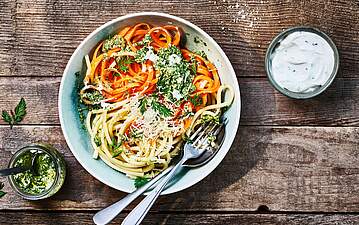 Nudeln mit Zoodles & Karottengrün-Pesto