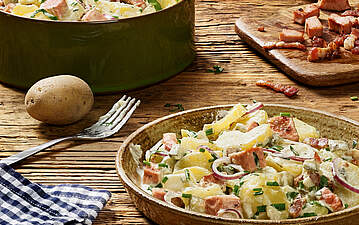 Klassischer Kartoffelsalat mit Speck und Fleischwurst