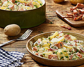 Klassischer Kartoffelsalat mit Speck und Fleischwurst
