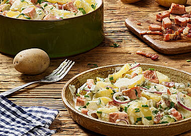 Klassischer Kartoffelsalat mit Speck und Fleischwurst