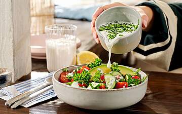 Frisches Joghurtdressing mit Kefir