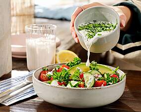 Frisches Joghurtdressing mit Kefir