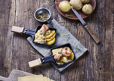 Raclette-Pfännchen mit Dillkartoffeln und Räucherlachs