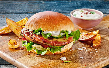 Brioche-Burger mit Grillkäse & karamellisierten Zwiebeln