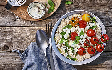 Herzhaftes Porridge mit Feta und gerösteten Tomaten