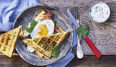 Herzhafte Waffeln mit Kräuterquark, Spiegelei, Speck und Schnittlauch