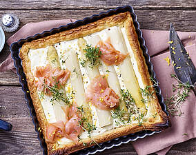 Herzhafter Blechkuchen mit Spargel und Räucherlachs