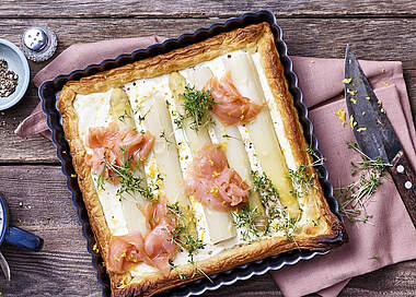 Herzhafter Blechkuchen mit Spargel und Räucherlachs
