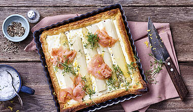 Herzhafter Blechkuchen mit Spargel und Räucherlachs