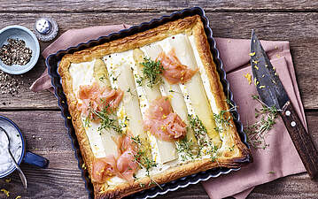 Herzhafter Blechkuchen mit Spargel und Räucherlachs