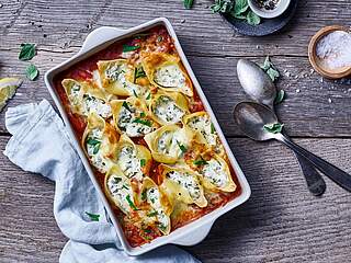 Rezept für Pasta-Auflauf: Muschelnudeln gefüllt mit cremigem Bärlauch-Schmand & Tomatensauce