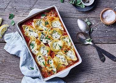 Pasta-Auflauf: Muschelnudeln gefüllt mit cremigem Bärlauch-Schmand & Tomatensauce
