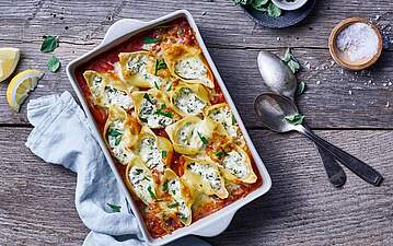 Pasta-Auflauf: Muschelnudeln gefüllt mit cremigem Bärlauch-Schmand & Tomatensauce