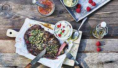 Gegrilltes Steak mit Käse-Kräuterkruste & Himbeer-Dip