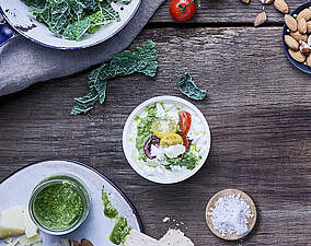 Proteinreiche Snack-Bowl: Körniger Frischkäse mit Grünkohlpesto