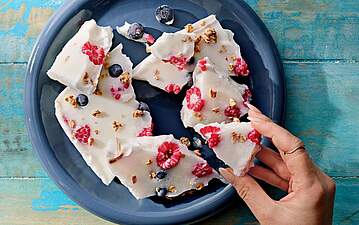 Frozen Kefir Snack mit Beeren