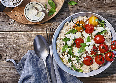 Herzhaftes Porridge mit Feta und gerösteten Tomaten
