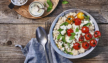 Herzhaftes Porridge mit Feta und gerösteten Tomaten