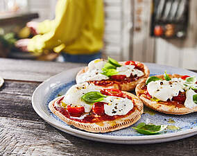 Knusprige Pitabrot-Pizza mit Burrata und Cherry-Tomaten