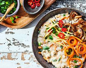 Herzhafter Porridge mit Gemüse im Congee-Style