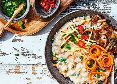 Herzhafter Porridge mit Gemüse im Congee-Style