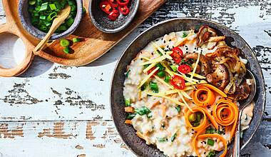 Herzhafter Porridge mit Gemüse im Congee-Style