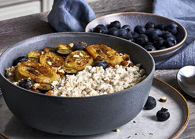 Proteinreiches Frühstück – Milchreis mit Quinoa und Blaubeeren