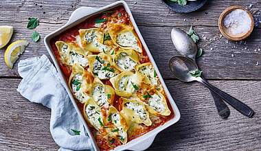 Pasta-Auflauf: Muschelnudeln gefüllt mit cremigem Bärlauch-Schmand & Tomatensauce